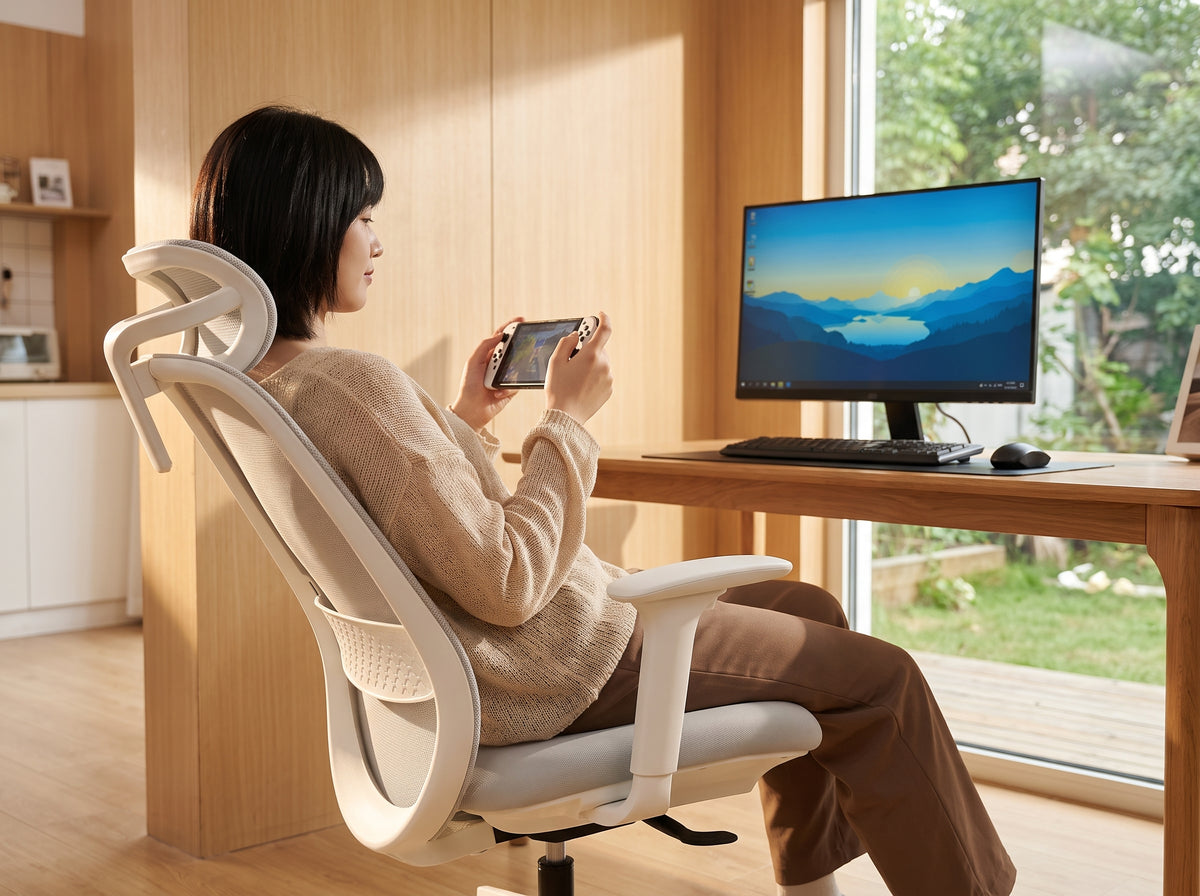 OTTUNI 082A ergonomic chair in a compact home workspace